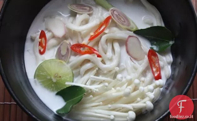 Tom Kha Udon Zuppa con funghi