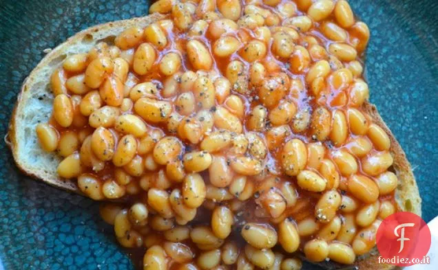 Fagioli in stile britannico su pane tostato