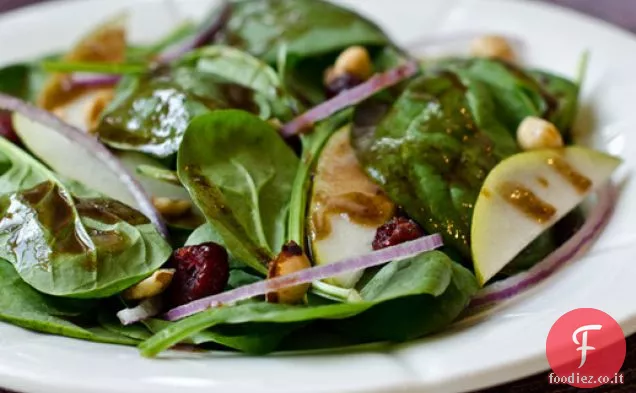 Insalata di Spinaci con Pere, Cipolle Rosse, Mirtilli rossi e Nocciole tostate
