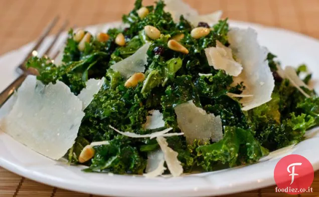 Insalata di cavolo tritato con pinoli, ribes e parmigiano