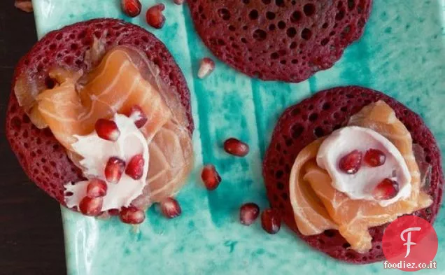 Blinis di Barbabietola con Salmone Marinato nello Sciroppo di Anice Stellato dell ' Inverno fatto in casa