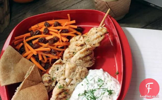 Kebab di pollo con insalata di carote e uva passa e salsa di yogurt greco (Tzatziki)