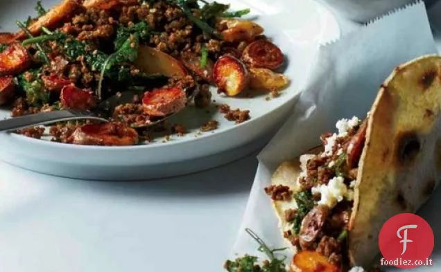 Tacos Chorizo verdi fatti in casa dello chef Empellón Alex Stupak con cavolo nero e patate