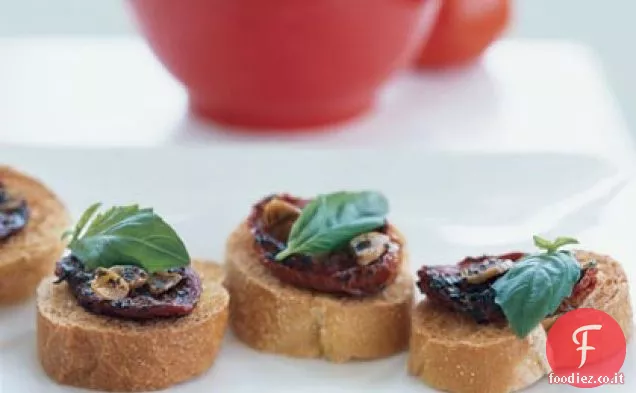 Pomodoro essiccato al forno su tondi tosti