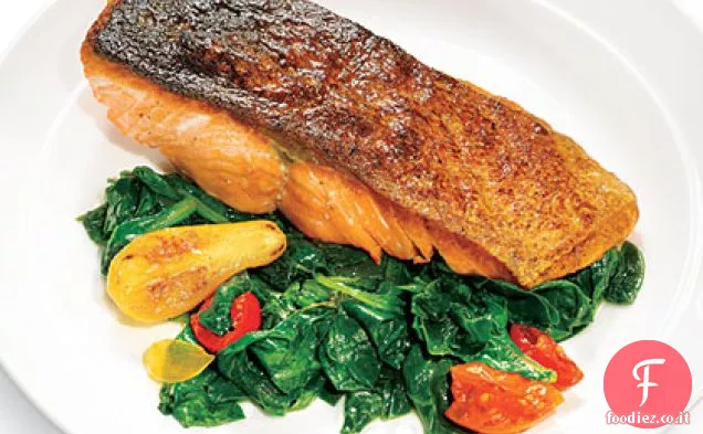 Salmone scottato con spinaci appassiti