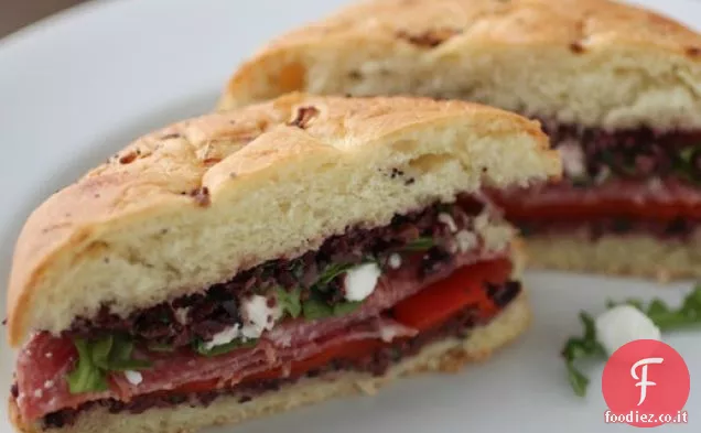 Panino al salame piccante con Tapenade di olive e formaggio di capra