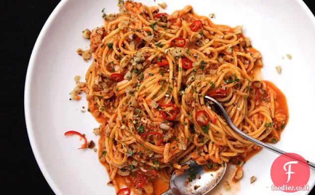 Pasta con granchio, pomodoro e peperoncini