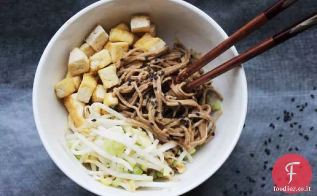 Fare-Avanti arachidi Soba Noodles con Tofu e germogli di soia in salamoia