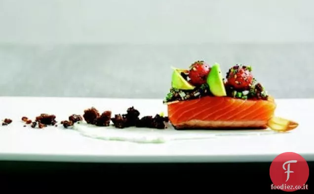 Il salmone appena affumicato di Richard Blais con salsa di Pumpernickel-Avocado-uovo e vinaigrette 'Everything Bagel'