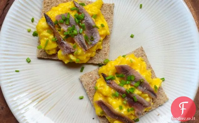 Scotch Beccaccia (cremoso uova strapazzate e acciughe su pane tostato)