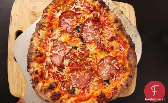 Pizza alla New York con Bacon-Cherry Pepper Relish e Coppa