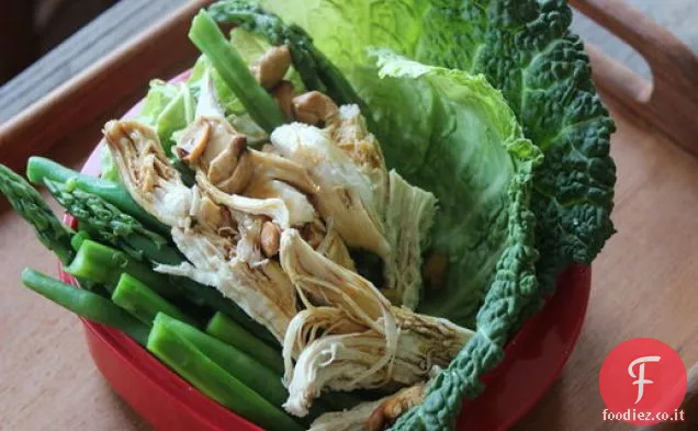 Pollo in camicia al cocco con verdure primaverili e anacardi