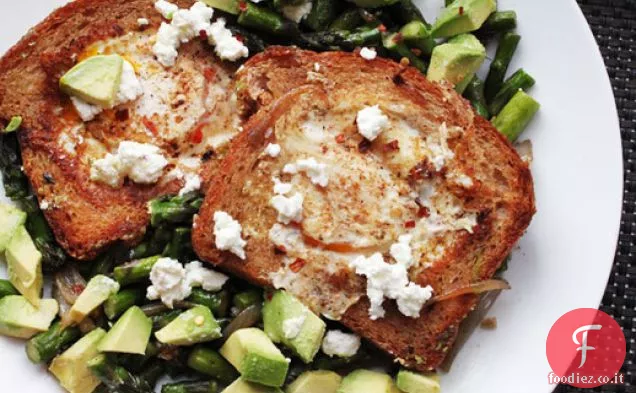Padella Uovo in un buco con Avocado, asparagi e feta