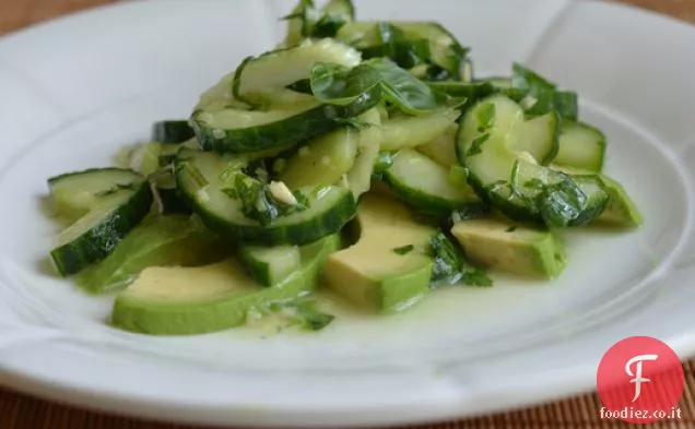 Insalata asiatica di cetrioli, sedano e avocado