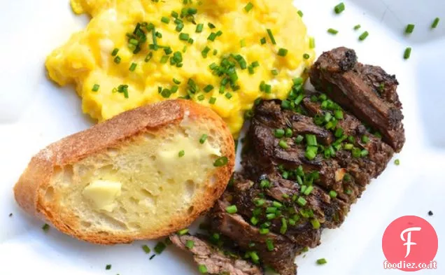 Bistecca marinata alle erbe e uova strapazzate morbide