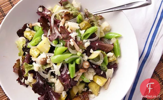 Insalata verde con funghi in salamoia, cetrioli, cipolle e pecorino