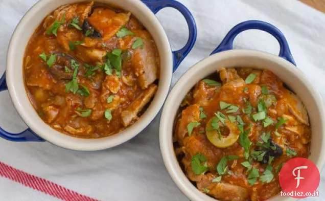 Stufato di pollo rustico con pomodori, olive e vino rosso