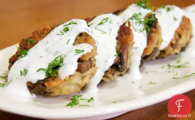 Frittelle di riso ai funghi con panna acida al limone e aneto