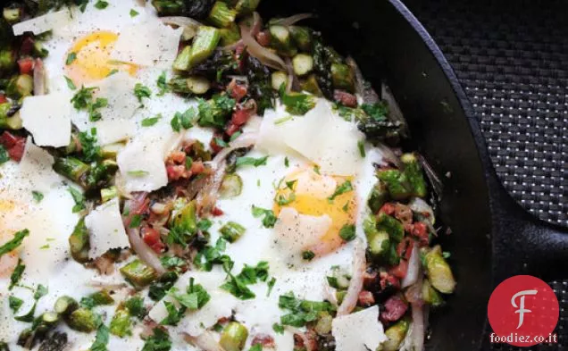 Uova di padella con asparagi, pancetta e parmigiano