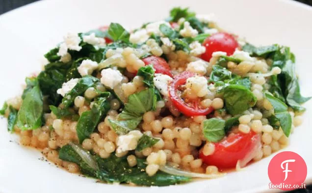 Padella Couscous Perlato con pomodori, Feta e spinaci