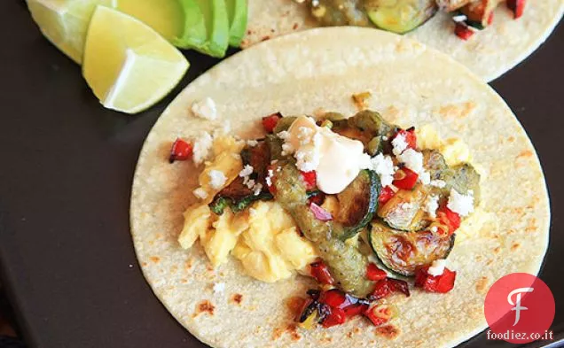 Tacos per la colazione con zucchine carbonizzate e pepe rosso