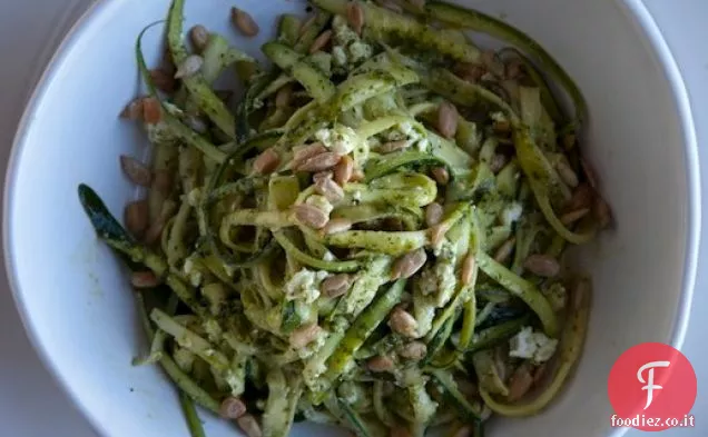 Tagliatelle di zucchine di Shauna James Ahern con pesto di spinaci, feta e semi di girasole