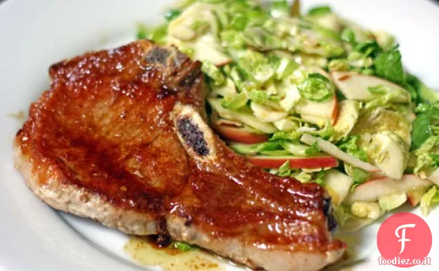 Braciole di maiale con cavoletti di Bruxelles rasati e insalata di mele