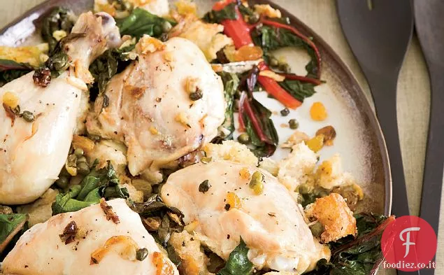 Pollo al forno su un letto di pane e bietole