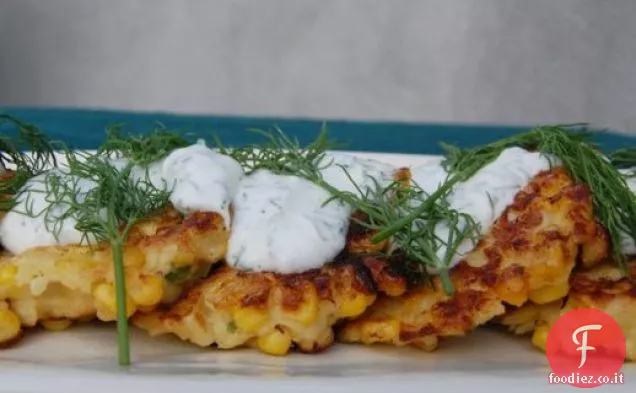 Frittelle di mais piccanti con yogurt all'aneto