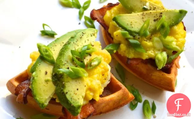 Panini al peperoncino con uova strapazzate al formaggio, pancetta e avocado