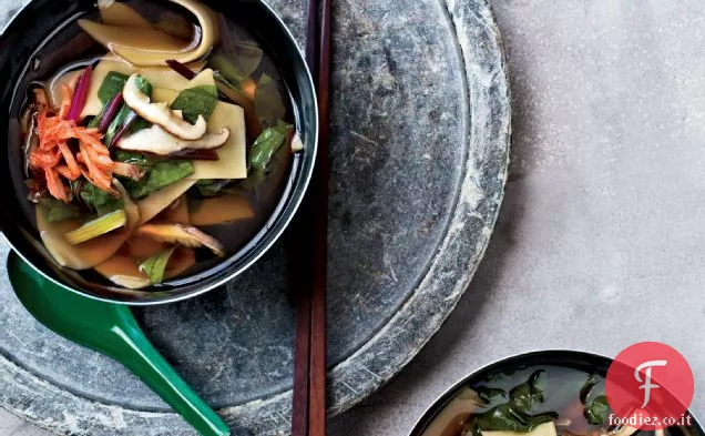 Zuppa di shiitake e bietole svizzere con tagliatelle tagliate a mano