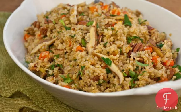 Insalate gravi: insalata calda di quinoa pilaf con funghi Shiitake, carote e noci pecan