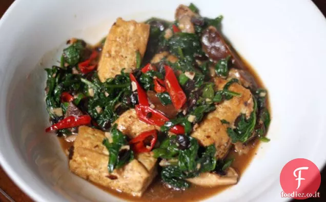 Tofu casalingo con funghi, spinaci e fagioli neri fermentati