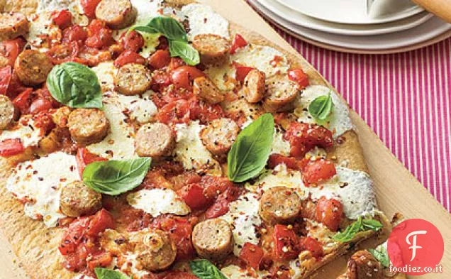 Pizza fresca di mozzarella, basilico e salsiccia di pollo