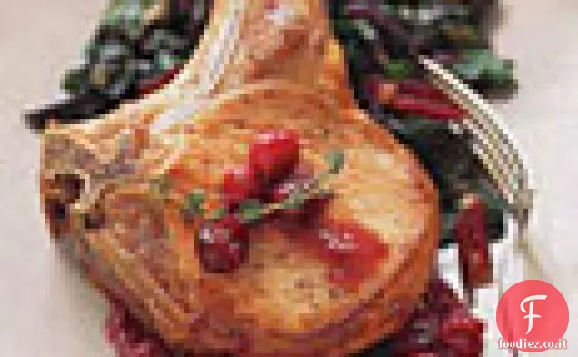 Braciole di maiale al forno con mirtilli rossi e bietole rosse