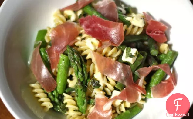 Insalata di ricotta, asparagi e prosciutto