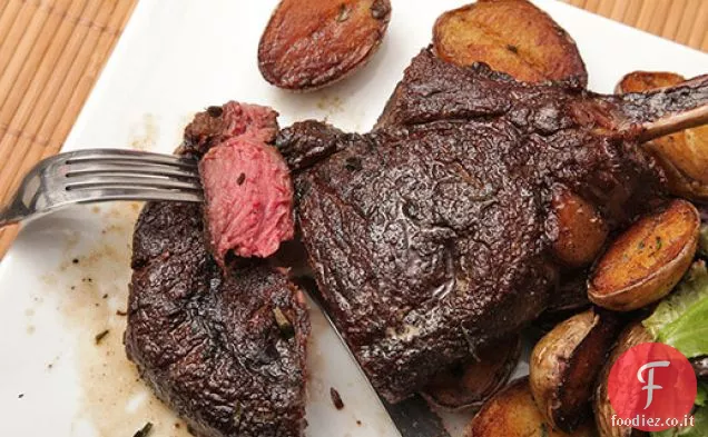 Bistecca di bisonte imbastita al burro con patate croccanti
