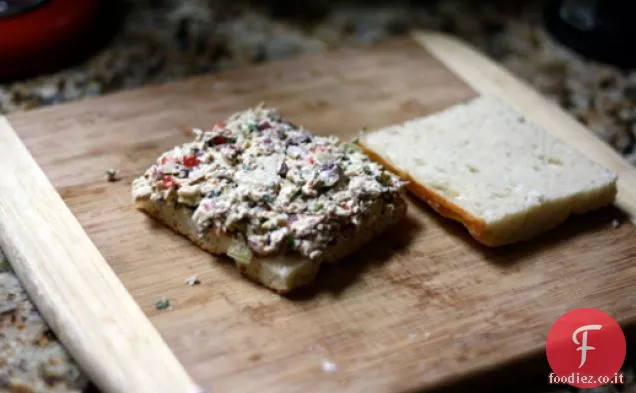 Cena Stasera: Insalata di Tonno Mediterraneo su Focaccia