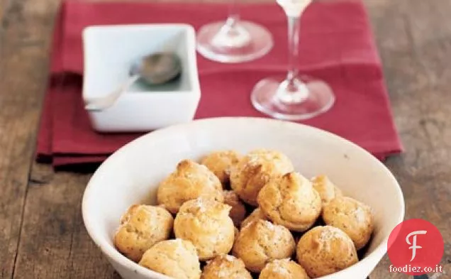 Sbuffi di formaggio sale e pepe (Gougères)
