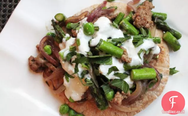 Padella di agnello macinato con asparagi, piselli e salsa Tzatziki