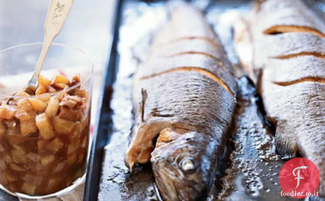 Trota arrosto intera con chutney di pere e fichi asiatici