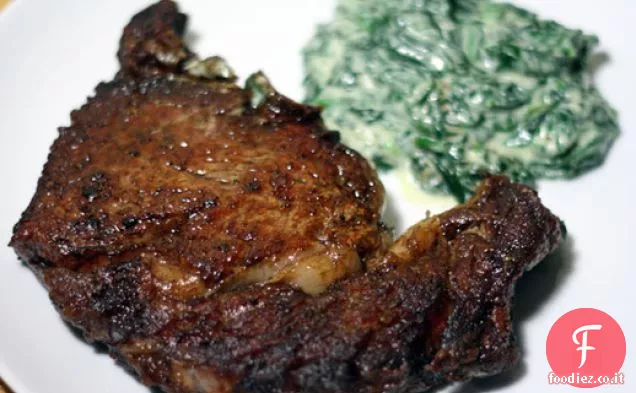 Bistecca di ribeye scottata in padella con spinaci mantecati veloci