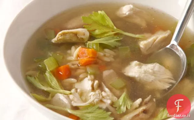 Brodo di pollo e zuppa di noodle di pollo