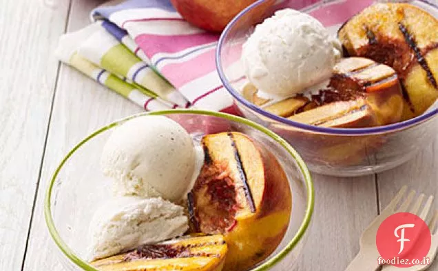 Pesche grigliate con zucchero di canna