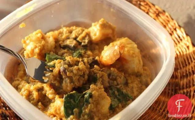 Quinoa di cocco al curry con gamberetti e basilico