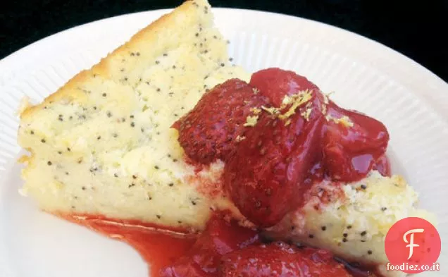 Torta alla crema di semi di papavero al latticello con fragole arrostite