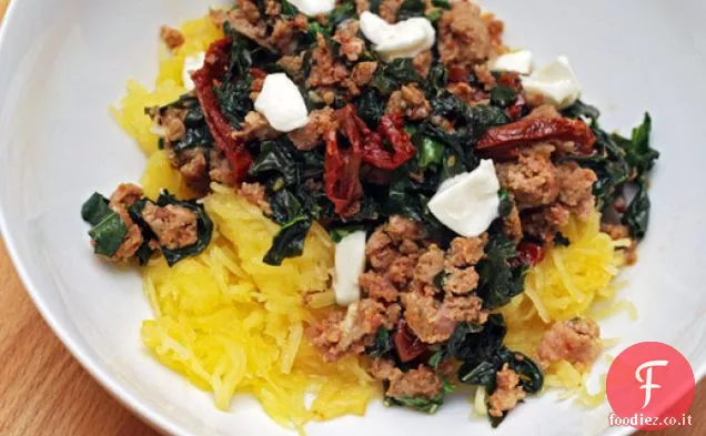 Zucca di spaghetti con salsiccia, cavolo nero e pomodori secchi