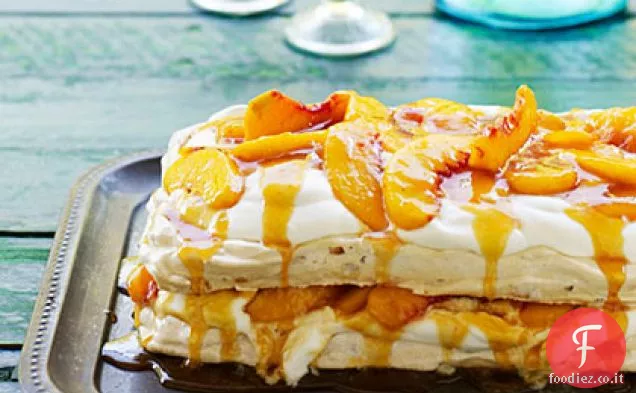 Pavlova di mandorle con pesche, crema e caramello alla pesca salata