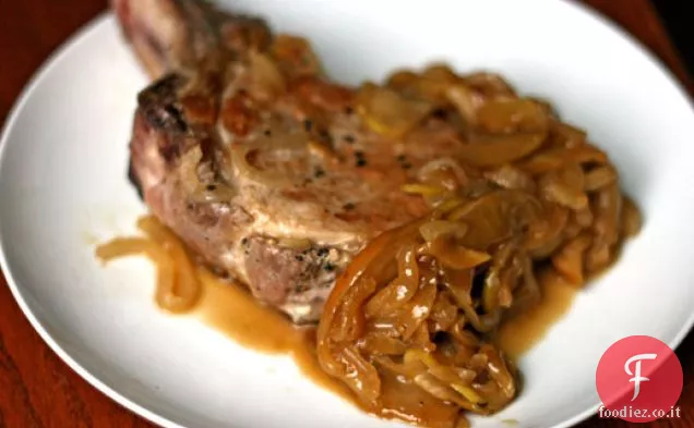 Cena stasera: costolette di maiale tagliate a spessore con mele e cipolla
