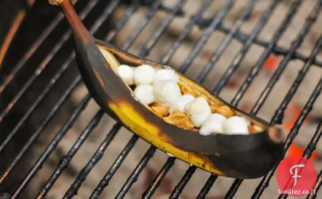 Banana Boat alla griglia con burro di arachidi, cioccolato e marshmallow